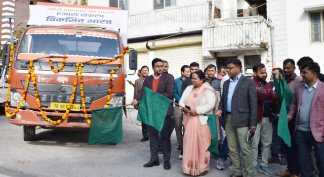 चमोली :विकसित भारत संकल्प के तहत डीएम ने डिजिटल रथों को हरी झंडी दिखाकर रवाना किया।