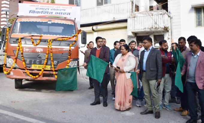 चमोली :विकसित भारत संकल्प के तहत डीएम ने डिजिटल रथों को हरी झंडी दिखाकर रवाना किया।
