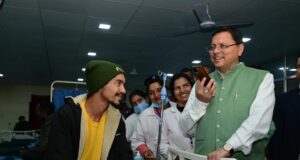 मुख्यमंत्री ने सिलक्यारा टनल से रेस्क्यू किये गए मजदूरों से की मुलाकात ,एक एक लाख के चैक किये वितरित