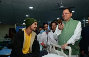 मुख्यमंत्री ने सिलक्यारा टनल से रेस्क्यू किये गए मजदूरों से की मुलाकात ,एक एक लाख के चैक किये वितरित