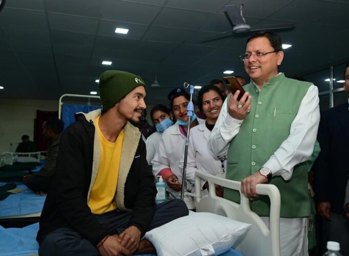 मुख्यमंत्री ने सिलक्यारा टनल से रेस्क्यू किये गए मजदूरों से की मुलाकात ,एक एक लाख के चैक किये वितरित