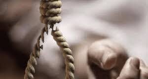 झाडियों में रस्सी से लटका मिला युवक शव