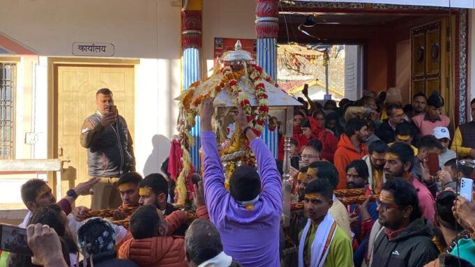 भगवान केदारनाथ की पंचमुखी विग्रह देवडोली शीतकालीन गद्दी स्थल श्री ओंकारेश्वर मंदिर उखीमठ पहुंची।