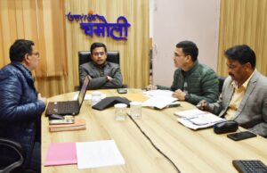 जिलाधिकारी ने हेमकुंड साहिब यात्रा मार्ग पर चल रहे अवस्थापना कार्यो की समीक्षा की