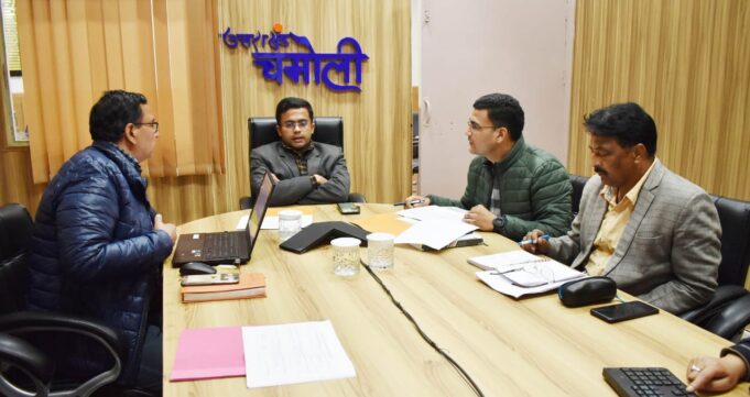 जिलाधिकारी ने हेमकुंड साहिब यात्रा मार्ग पर चल रहे अवस्थापना कार्यो की समीक्षा की