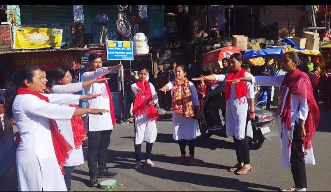 सोशल मीडिया के दुष्प्रभावों पर आयोजित किया नुक्कड़ नाटक