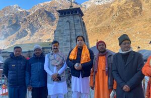 भगवान बदरीनाथ- केदारनाथ के दर्शन को सपरिवार पहुंचे भाजपा सांसद वरुण गांधी।
