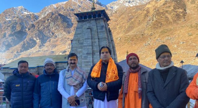 भगवान बदरीनाथ- केदारनाथ के दर्शन को सपरिवार पहुंचे भाजपा सांसद वरुण गांधी।