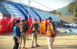गौचर मेले की सुरक्षा व्यवस्थाओं को परखने स्वयं पहुँची पुलिस अधीक्षक रेखा यादव