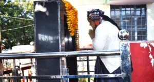 जिलाप्रशासन ने स्थापना दिवस पर शहीदों स्मारकों पर किया माल्यार्पण