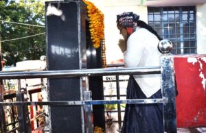 जिलाप्रशासन ने स्थापना दिवस पर शहीदों स्मारकों पर किया माल्यार्पण