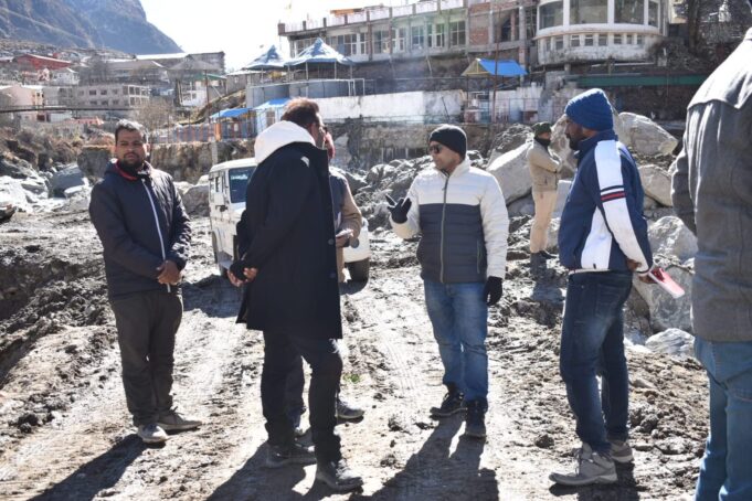 कडाके की ठंड के बावजूद बद्रीनाथ धाम में पुनर्निर्माण कार्य तेजी से जारी।