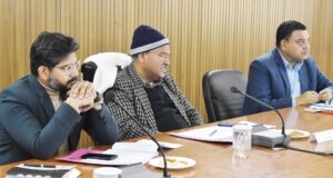 सचिव विनोद प्रसाद रतूडी ने जनपद चमोली में विकास कार्याे की समीक्षा बैठक ली।