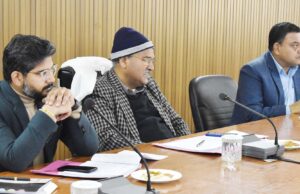 सचिव विनोद प्रसाद रतूडी ने जनपद चमोली में विकास कार्याे की समीक्षा बैठक ली।