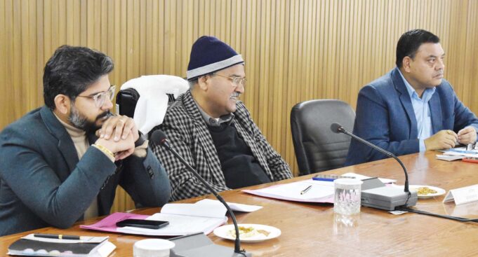 सचिव विनोद प्रसाद रतूडी ने जनपद चमोली में विकास कार्याे की समीक्षा बैठक ली।