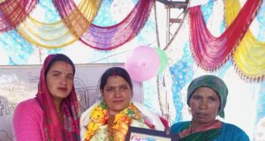 शिक्षिका के तबादले पर रो पडे ग्रामीण और स्कूल के छात्र छात्राएं..