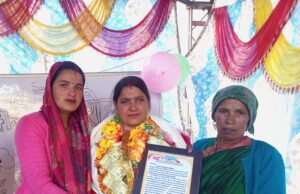 शिक्षिका के तबादले पर रो पडे ग्रामीण और स्कूल के छात्र छात्राएं..