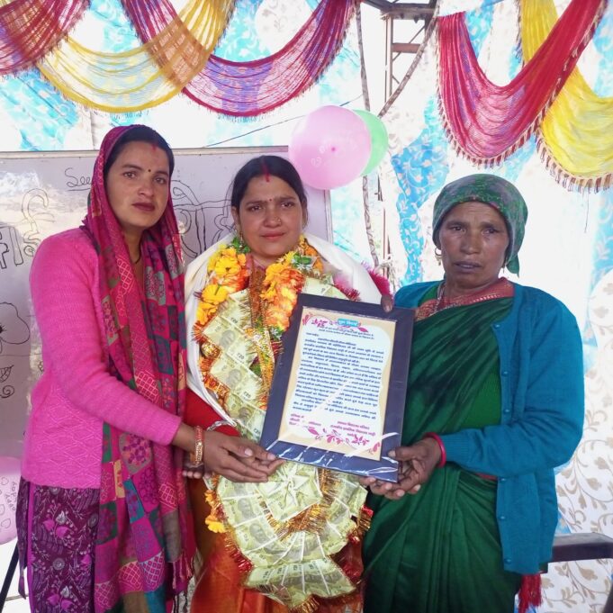 शिक्षिका के तबादले पर रो पडे ग्रामीण और स्कूल के छात्र छात्राएं..