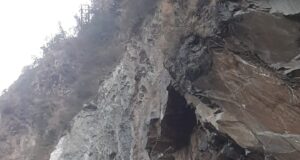 सड़क पर आया मलबा आवाजाही ठप्प,