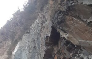 सड़क पर आया मलबा आवाजाही ठप्प,