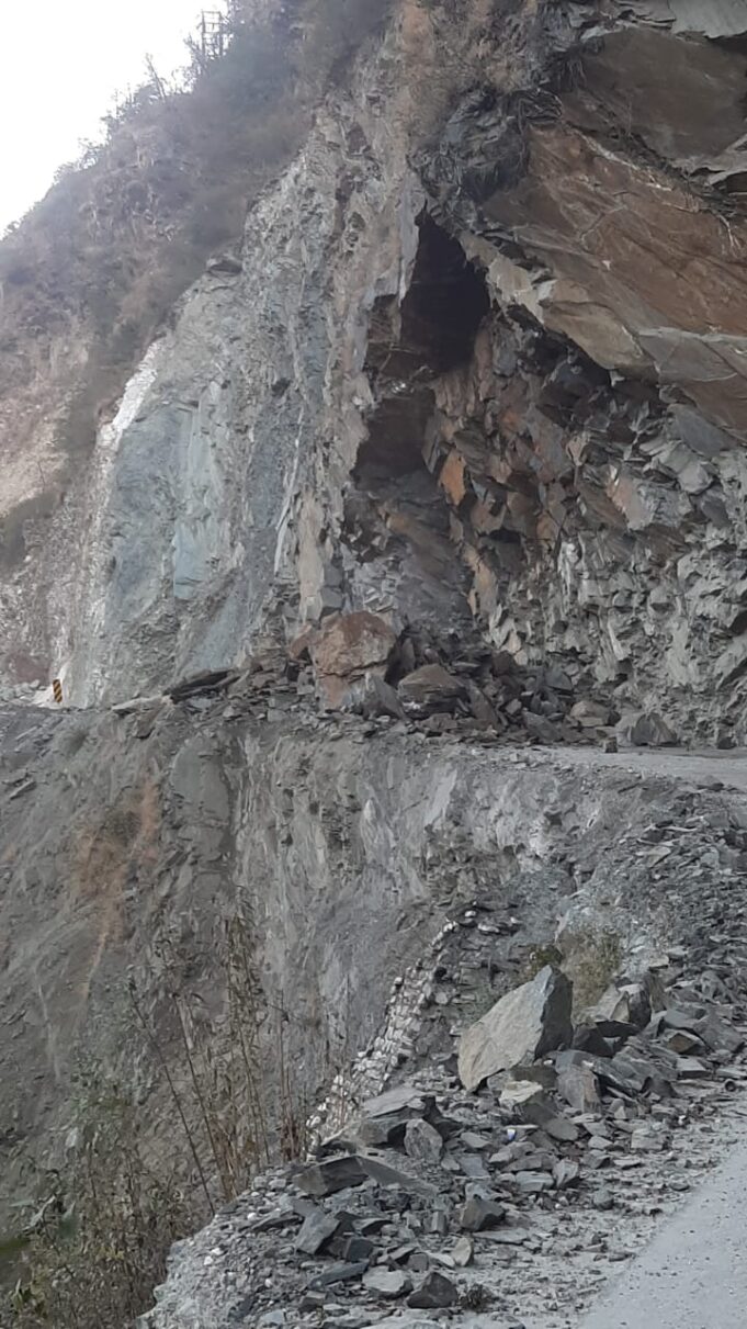 सड़क पर आया मलबा आवाजाही ठप्प,