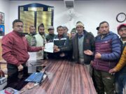 रोड नही तो वोट नही ,15 से अधिक किमी पैदल चलने को मजबूर ग्रामीणों ने लोकसभा चुनाव बहिष्कार की दी चेतावनी