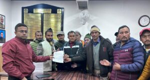 रोड नही तो वोट नही ,15 से अधिक किमी पैदल चलने को मजबूर ग्रामीणों ने लोकसभा चुनाव बहिष्कार की दी चेतावनी