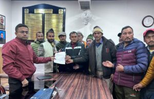 रोड नही तो वोट नही ,15 से अधिक किमी पैदल चलने को मजबूर ग्रामीणों ने लोकसभा चुनाव बहिष्कार की दी चेतावनी