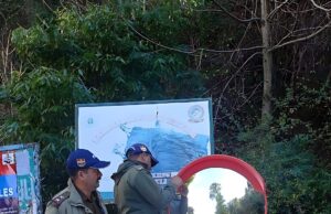 पुलिस ने औली-जोशीमठ सड़क मार्ग पर अनेक स्थानों पर लगाये रिफ्लेक्टर टेप, साइन बोर्ड व कान्वेन्स मिरर