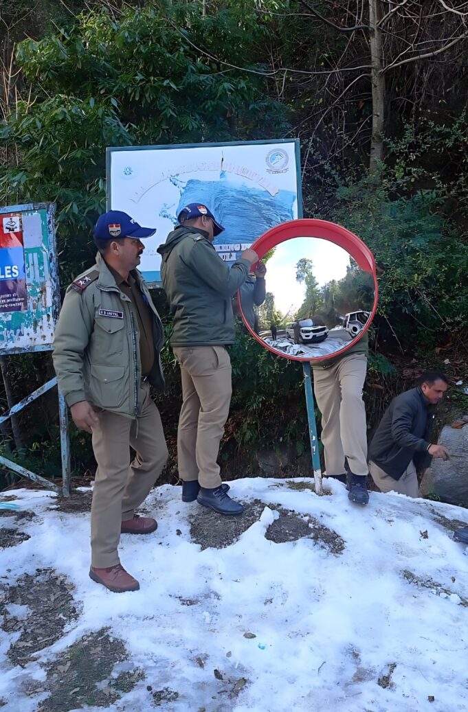 पुलिस ने औली-जोशीमठ सड़क मार्ग पर अनेक स्थानों पर लगाये रिफ्लेक्टर टेप, साइन बोर्ड व कान्वेन्स मिरर