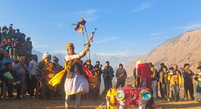 किरूली में गेंडा वध में उमडा अभूतपूर्व जनसैलाब अर्जुन नें किया गेंडा वध