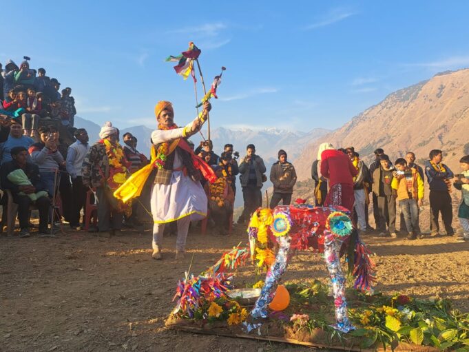 किरूली में गेंडा वध में उमडा अभूतपूर्व जनसैलाब अर्जुन नें किया गेंडा वध