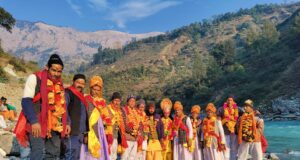 पांडव नें अलकनंदा मे किया स्नान पांडवो नें अपने पिता को दिया तर्पण