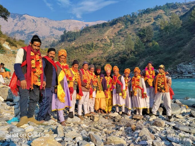 पांडव नें अलकनंदा मे किया स्नान पांडवो नें अपने पिता को दिया तर्पण