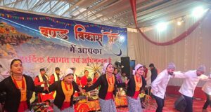 नेगी दा के गीतों को सुनने उमडी भीड..