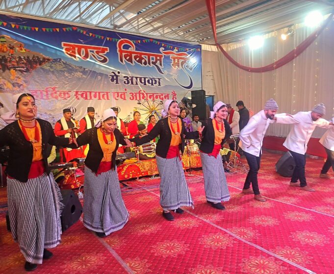 नेगी दा के गीतों को सुनने उमडी भीड..