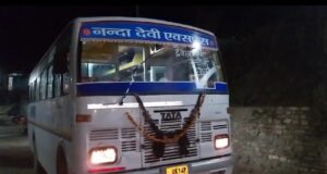 6 साल बाद गांव में बस पहुंची तो चालकों का फूल मालाओं से किया भव्य स्वागत..