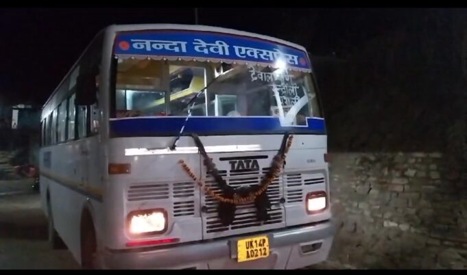 6 साल बाद गांव में बस पहुंची तो चालकों का फूल मालाओं से किया भव्य स्वागत..