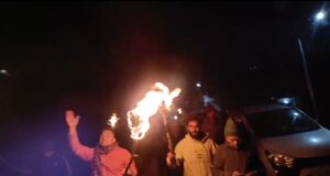 ड्मक कलगोट मोटर मार्ग निर्माण की मांग को लेकर ग्रामीणों ने निकाला मशाल जलूस