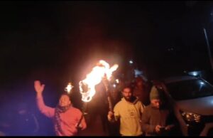 ड्मक कलगोट मोटर मार्ग निर्माण की मांग को लेकर ग्रामीणों ने निकाला मशाल जलूस