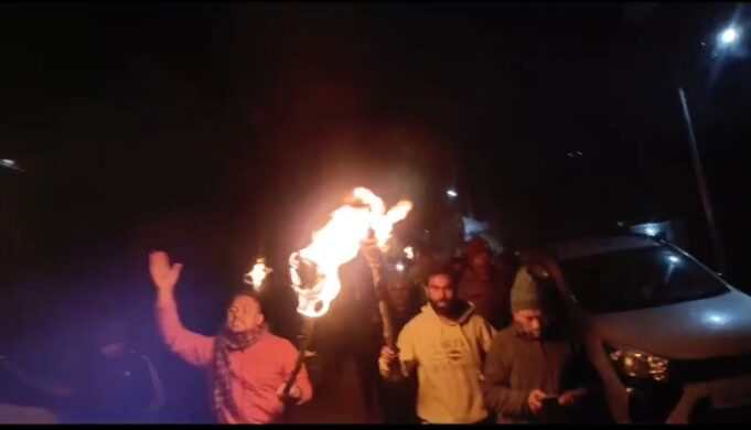 ड्मक कलगोट मोटर मार्ग निर्माण की मांग को लेकर ग्रामीणों ने निकाला मशाल जलूस