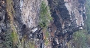 निजमूला के पास सड़क बंद,आधे दर्जन गाँवों का टूटा सम्पर्क