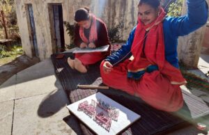 चमोली में महिलाओं की आर्थिकी का मजबूत जरिया बनने लगा भोजपत्र।