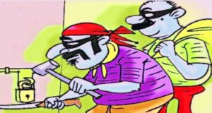 थाने से चंद कदमों की दूरी पर चोरों ने लाखों की चोरी को दिया अंजाम