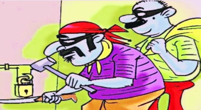 थाने से चंद कदमों की दूरी पर चोरों ने लाखों की चोरी को दिया अंजाम