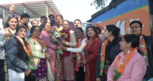 सूबे की मंत्री रेखा आर्य ने भारतीय जनता पार्टी के दीवार लेखन अभियान में किया प्रतिभाग