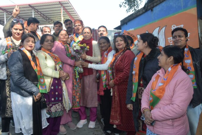 सूबे की मंत्री रेखा आर्य ने भारतीय जनता पार्टी के दीवार लेखन अभियान में किया प्रतिभाग