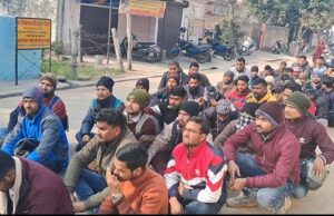 परीक्षा परिणाम में हो रही देरी पर बेरोजगार संघ ने किया लोकसेवा आयोग का घेराव