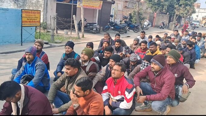 परीक्षा परिणाम में हो रही देरी पर बेरोजगार संघ ने किया लोकसेवा आयोग का घेराव