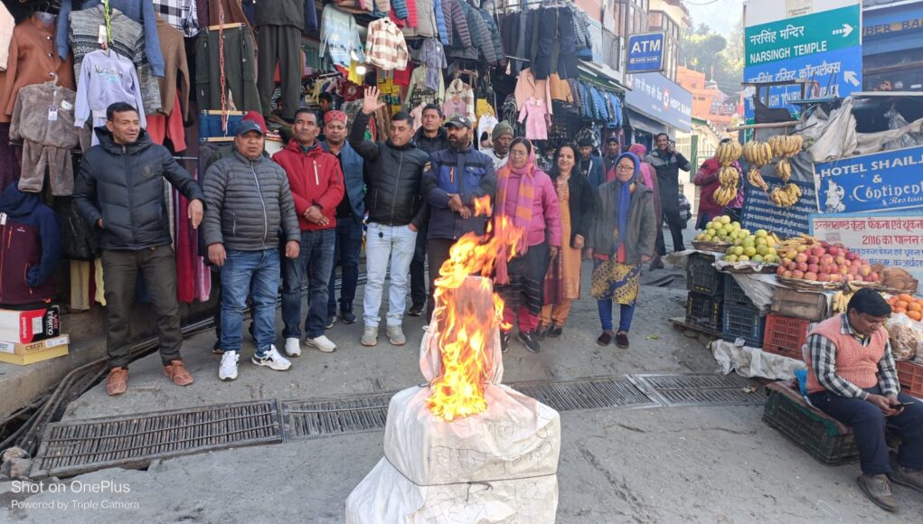 जिलापंचायत अद्ययक्ष रजनी भण्डारी को पद से हटाए जाने पर कांग्रेस ने सरकार का फूंका पुतला